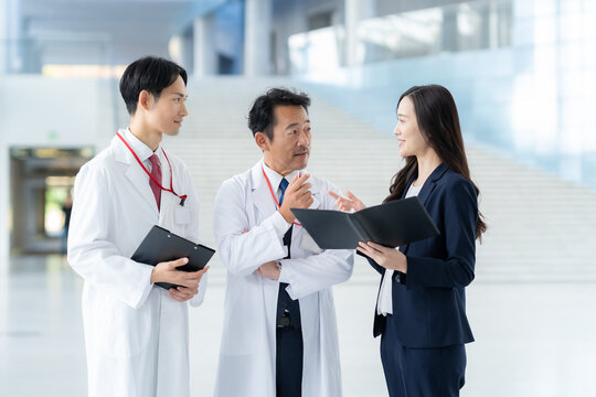 医者で商談をするMR