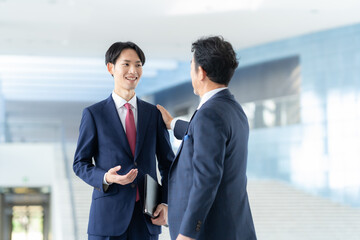 オフィスで働く男女のビジネスマン