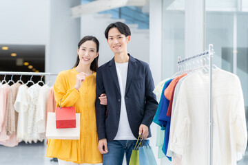 ショッピングをする若いカップル