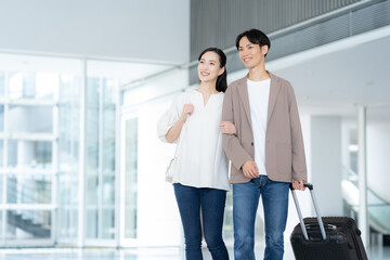 旅行をする若いカップル