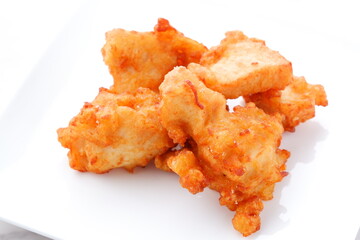 揚げたてで美味しそうな、鶏の唐揚げ
