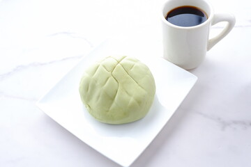おいしそうなメロンパンと、淹れたてのコーヒーで、おやつの時間	
