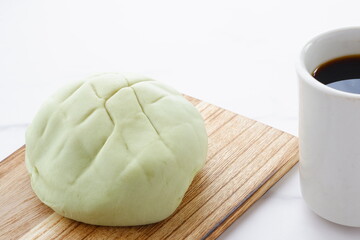 おいしそうなメロンパンと、淹れたてのコーヒーで、おやつの時間	
