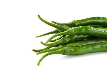 夏野菜　青唐辛子（青とうがらし, 青トウガラシ）白背景　コピースペースあり　Green chili peppers (green pepper,chile verde) white background, copy space available
