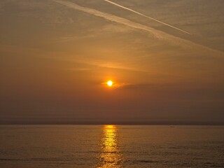 Obraz premium Early dawn, sea horizon sunrise, beautiful natural sunrise dawn seascape background, Yeongdeok sea, South Korea - 동트는 새벽, 바다 수평선 해돋이, 아름다운 자연의 일출 새벽 바다 풍경 배경, 영덕 바다, 한국