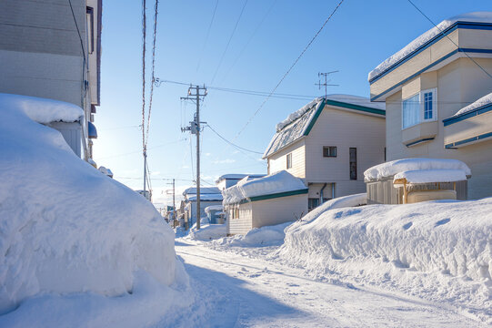 雪国の生活：豪雪の中の久しぶりの晴天、雪まみれの住宅街