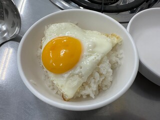 계란후라이가 올려진 공깃밥