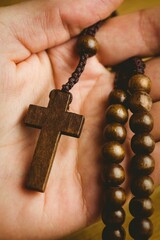 Obraz premium Hand holding rosary beads