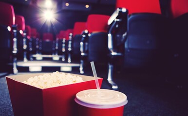 Popcorn box with drink in theater © vectorfusionart