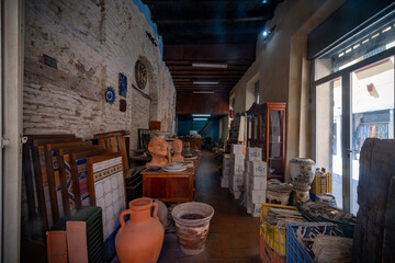 Sevilla, España. 1 de julio de 2025. Las amplias calles arboladas cerca del centro histórico de Sevilla, España,