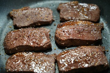 フライパンで焼き上げたエゾシカの赤身肉