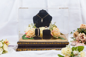 A set of gifts for a wedding, given by the groom to his partner as a symbol of seriousness, love and commitment in building a household.