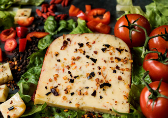 würziger Hartkäse mit Rispentomaten, paprika und verschiedenen kräutern