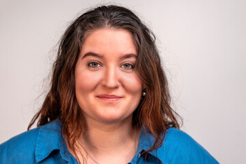 Portrait junge Frau lächelnd und freudig