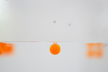 Petites billes en plastique orange