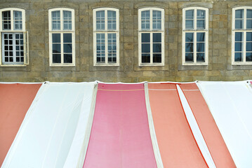 Ville de Saint-Malo, intramuros - tenture rouge et blanc