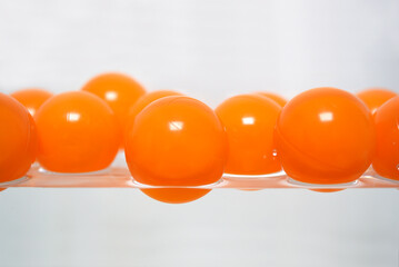 Balles oranges à la surface de l'eau