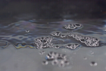 Gouttes d'eau dans un bassin aquarium