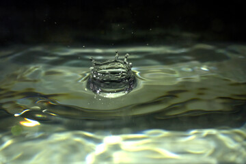 Gouttes d'eau dans un bassin aquarium