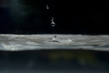 Gouttes d'eau dans un bassin aquarium