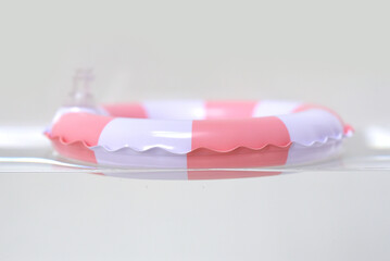 Mini bouée gonflable à la surface de l'eau