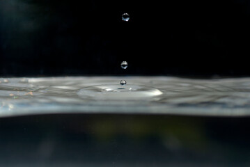 Gouttes d'eau dans un bassin aquarium