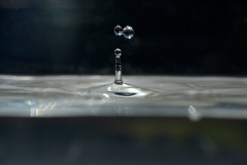 Gouttes d'eau dans un bassin aquarium