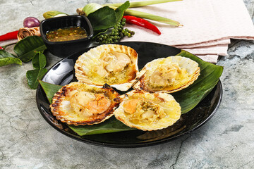 Griiled scallops in shell with cheese