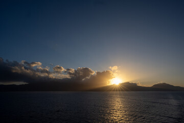 Die Küste der karibischen Insel Dominica mit einem wunderschönen Sonnenaufgang