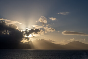 Die Küste der karibischen Insel Dominica mit einem wunderschönen Sonnenaufgang