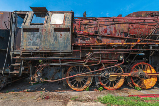 Parowozownia Skierniewice stojący na torach zardzewiały parow&oacute;z z bliska, jego detale 