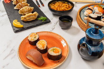 the term maki strictly refers to rolls with nori on the outside. Variations with rice on the outside are known as uramaki