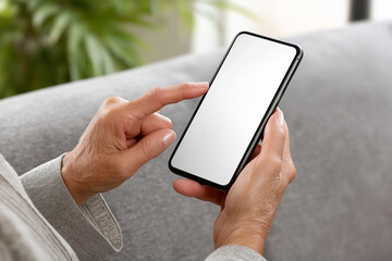 スマートフォンを操作する高齢者の手元＿ブランクスクリーン（スマホ画面はブランク処理されており、合成用途に適しています）