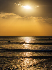 l'ombre d'un surfer dans l'axe du soleil sur la côte des basques à Biarritz