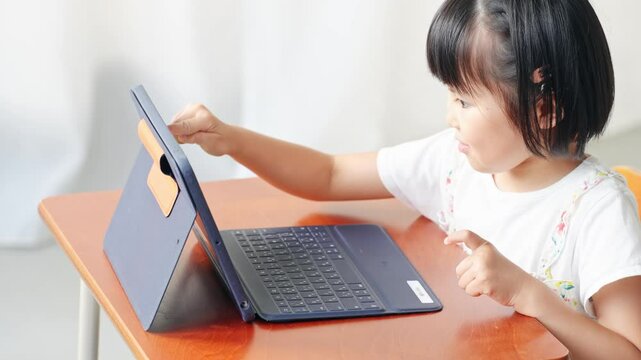 教室でタブレットを使う女の子
