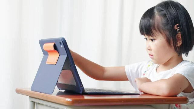 教室でタブレットを使う女の子