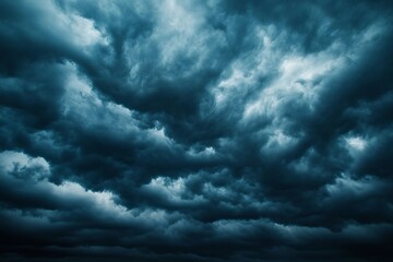 Obraz premium Dark storm clouds in dramatic sky, creating moody, powerful, and intense atmosphere perfect for concepts of nature's power, mystery, and emotion