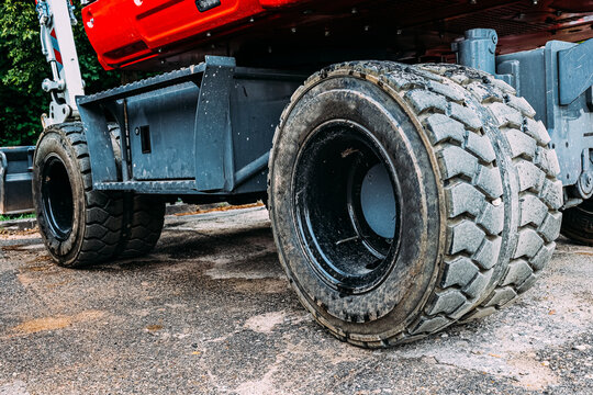 Heavy-duty wheel of construction excavator