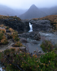 Fairy Pools auf der Isle of Skye in Schottland bei aufziehendem Unwetter, Langzeitbelichtung eines...