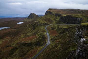 Quiraing auf der Isle of Skye in Schottland unter dichter Bewölkung, dunkle Wolken über der...