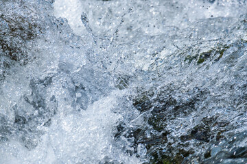 夏の川　水流で泡立つ清流のアップ　03