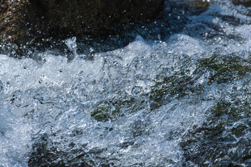 夏の川　水流で泡立つ清流のアップ　11
