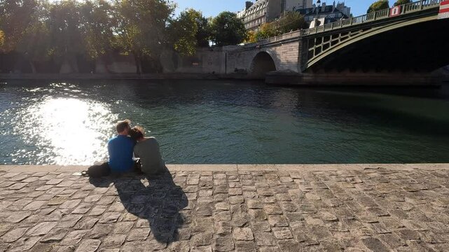 Balade sur les quais de Seine &agrave; Paris par temps ensoleill&eacute; en &eacute;t&eacute;, 119,88fps ralenti X4 - 29,97fps