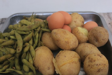 Edamame, eggs and potatoes that have been boiled are placed in one container and will be processed...