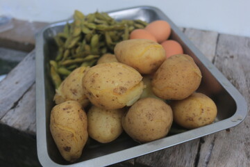 Edamame, eggs and potatoes that have been boiled are placed in one container and will be processed...