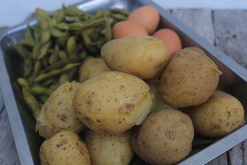 Edamame, eggs and potatoes that have been boiled are placed in one container and will be processed...