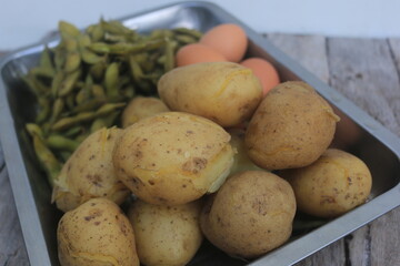 Edamame, eggs and potatoes that have been boiled are placed in one container and will be processed...