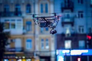 Obraz premium Drone lands on the street flying around city