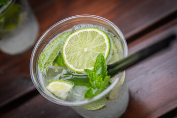 Lemoniada z miętą i limonką