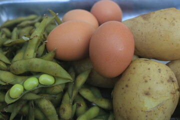 Edamame, eggs and potatoes that have been boiled are placed in one container and will be processed...